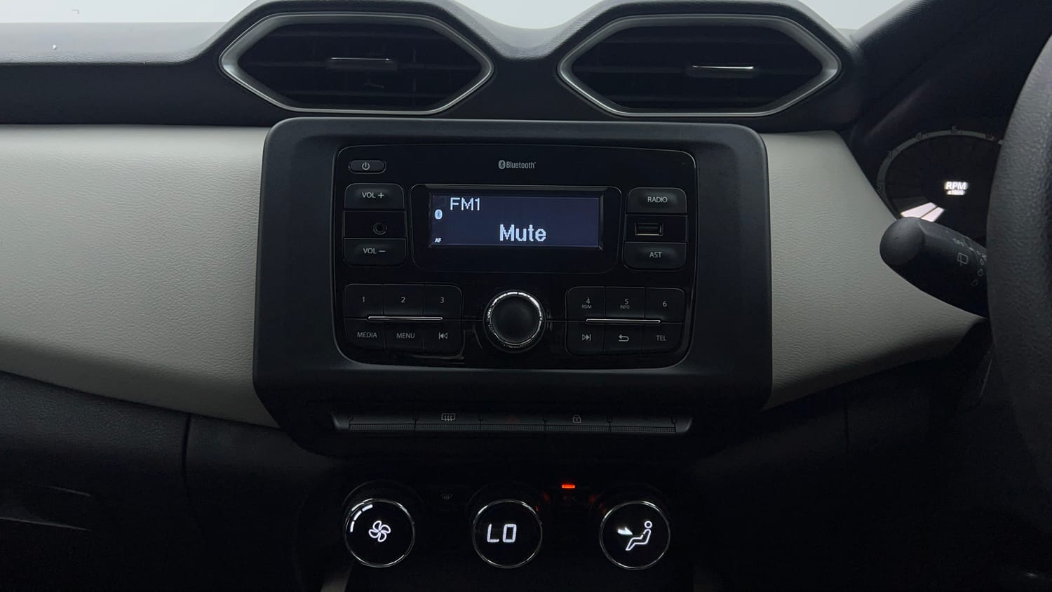 Used 2021 Nissan Magnite XL Petrol Manual top_features Integrated (in-dash) music system