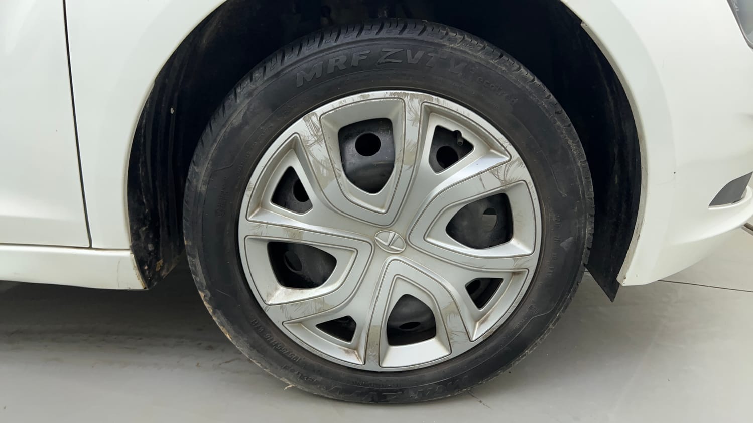 Used 2022 Tata Altroz XT Petrol Petrol Manual tyres RIGHT FRONT TYRE RIM VIEW