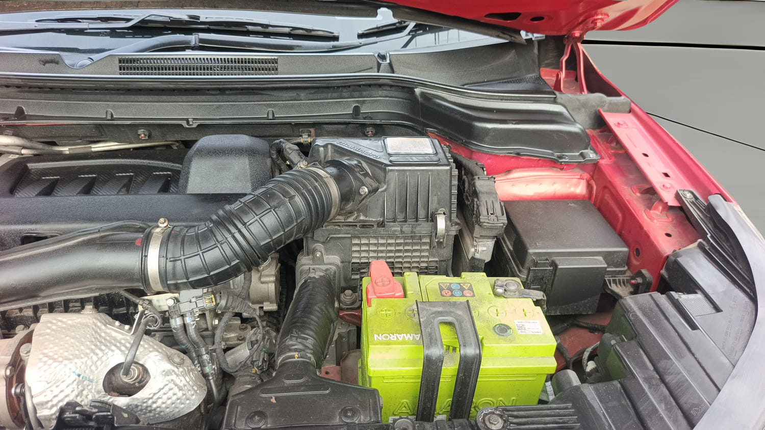 Used 2022 Mahindra XUV 300 W8 (O) 1.5 Diesel AMT Diesel Automatic engine ENGINE LEFT SIDE HINGE & APRON VIEW