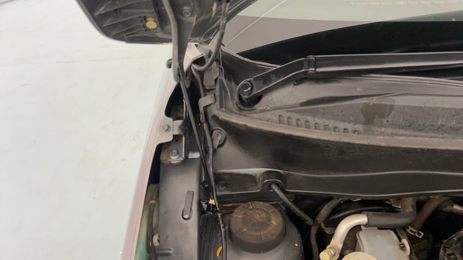 Used 2020 Maruti Suzuki Ignis Zeta 1.2 MT Petrol Manual engine ENGINE RIGHT SIDE HINGE & APRON VIEW