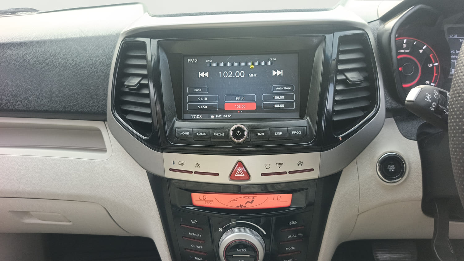 Used 2022 Mahindra XUV 300 W8 (O) 1.5 Diesel AMT Diesel Automatic interior MUSIC SYSTEM & AC CONTROL VIEW