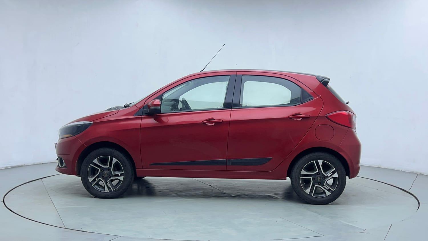 Used 2019 Tata Tiago XZ+ Petrol+cng(outside fitted) Cng Manual exterior LEFT SIDE VIEW
