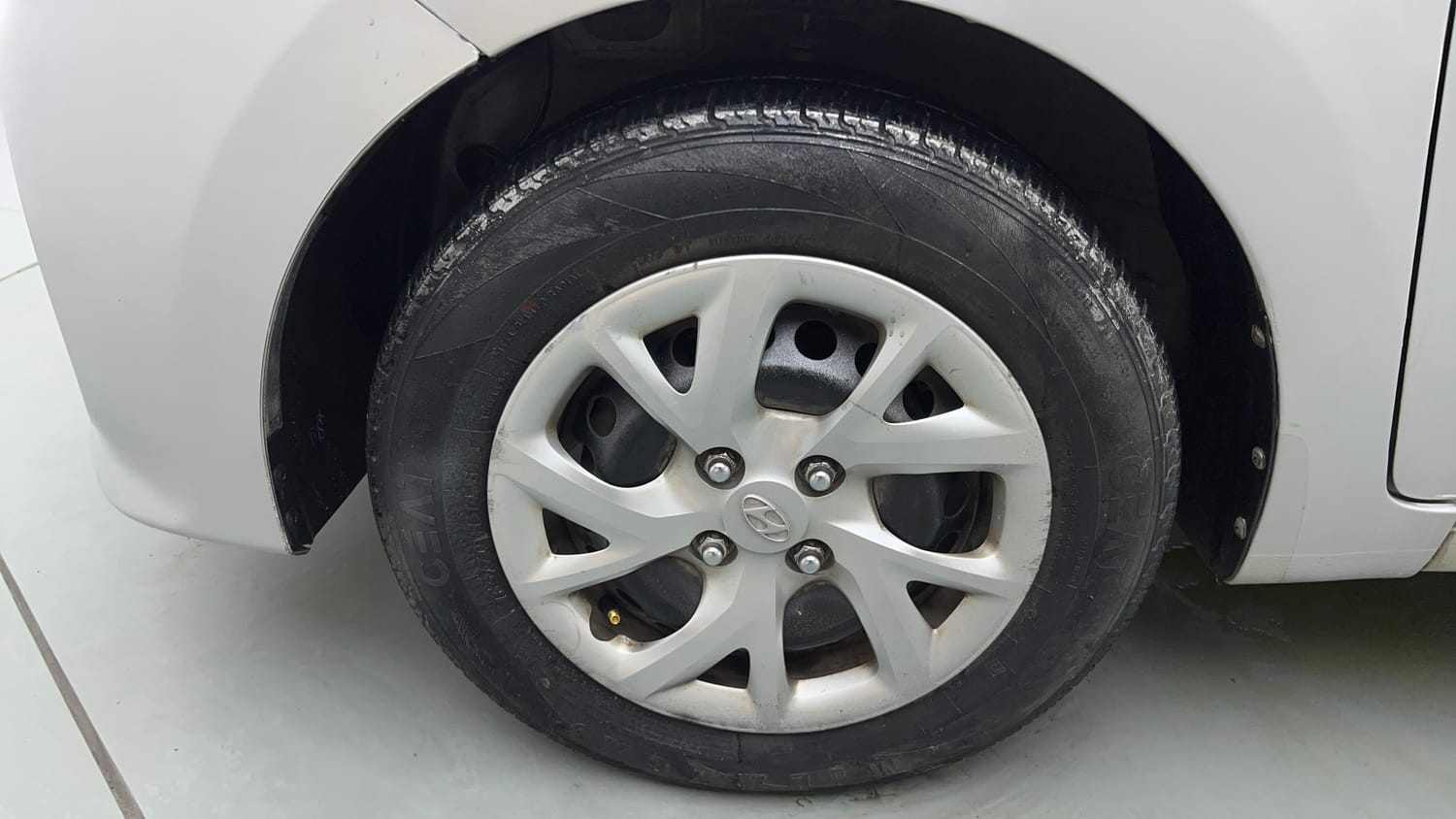 Used 2017 Hyundai Grand i10 Sportz 1.2 Kappa VTVT Petrol Manual tyres LEFT FRONT TYRE RIM VIEW