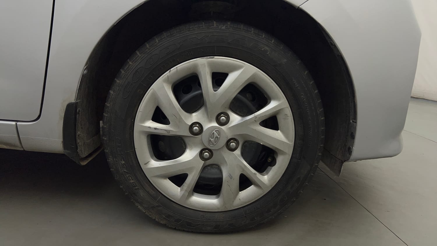 Used 2017 Hyundai Grand i10 Sportz 1.2 Kappa VTVT Petrol Manual tyres RIGHT FRONT TYRE RIM VIEW