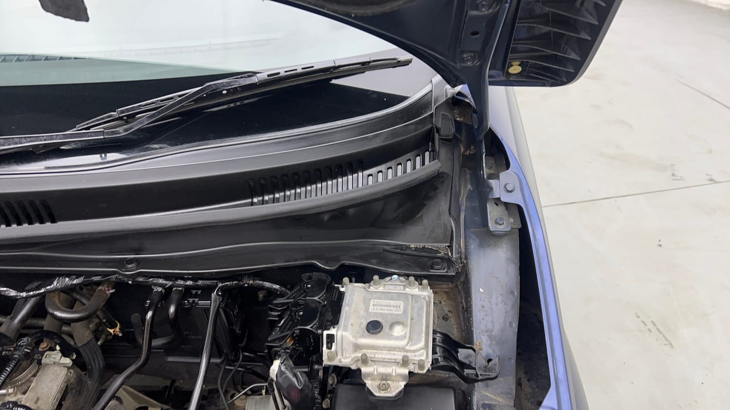 Used 2019 Maruti Suzuki Ignis Delta 1.2 MT Petrol Manual engine ENGINE LEFT SIDE HINGE & APRON VIEW