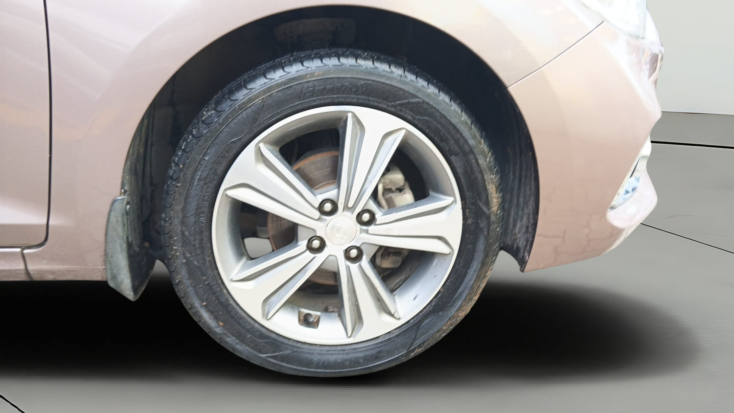 Used 2018 Hyundai Verna SX (O)1.6 VTVT Petrol Manual tyres RIGHT FRONT TYRE RIM VIEW