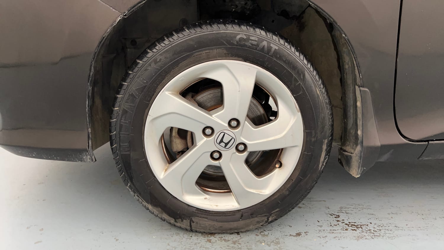 Used 2014 Honda City V Petrol Manual tyres LEFT FRONT TYRE RIM VIEW