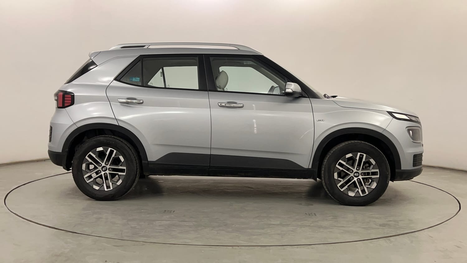 Used 2023 Hyundai Venue SX (O) 1.0 Turbo DCT Petrol Automatic exterior RIGHT SIDE VIEW