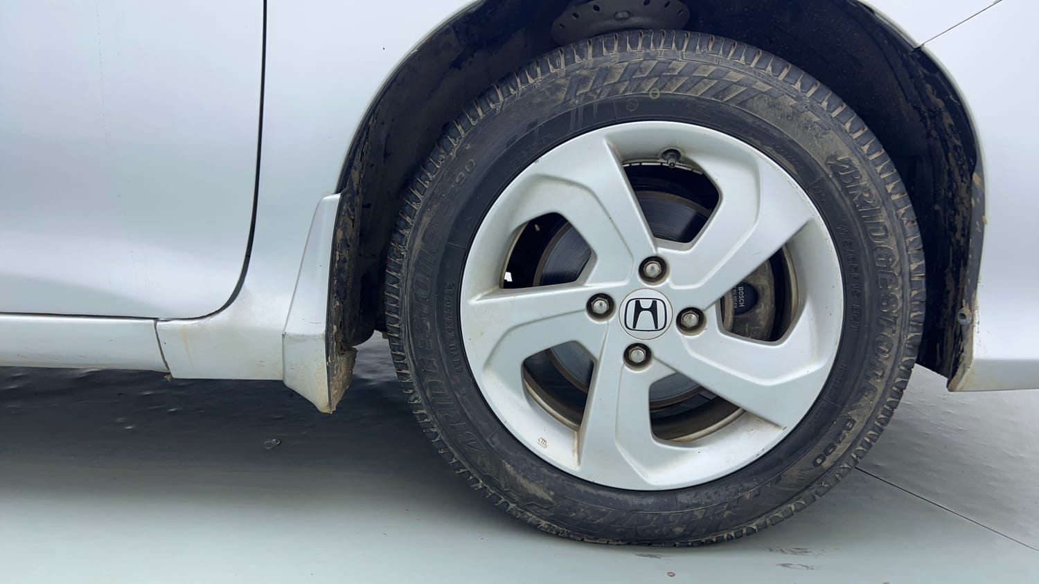 Used 2016 Honda City VX CVT Petrol Automatic tyres RIGHT FRONT TYRE RIM VIEW