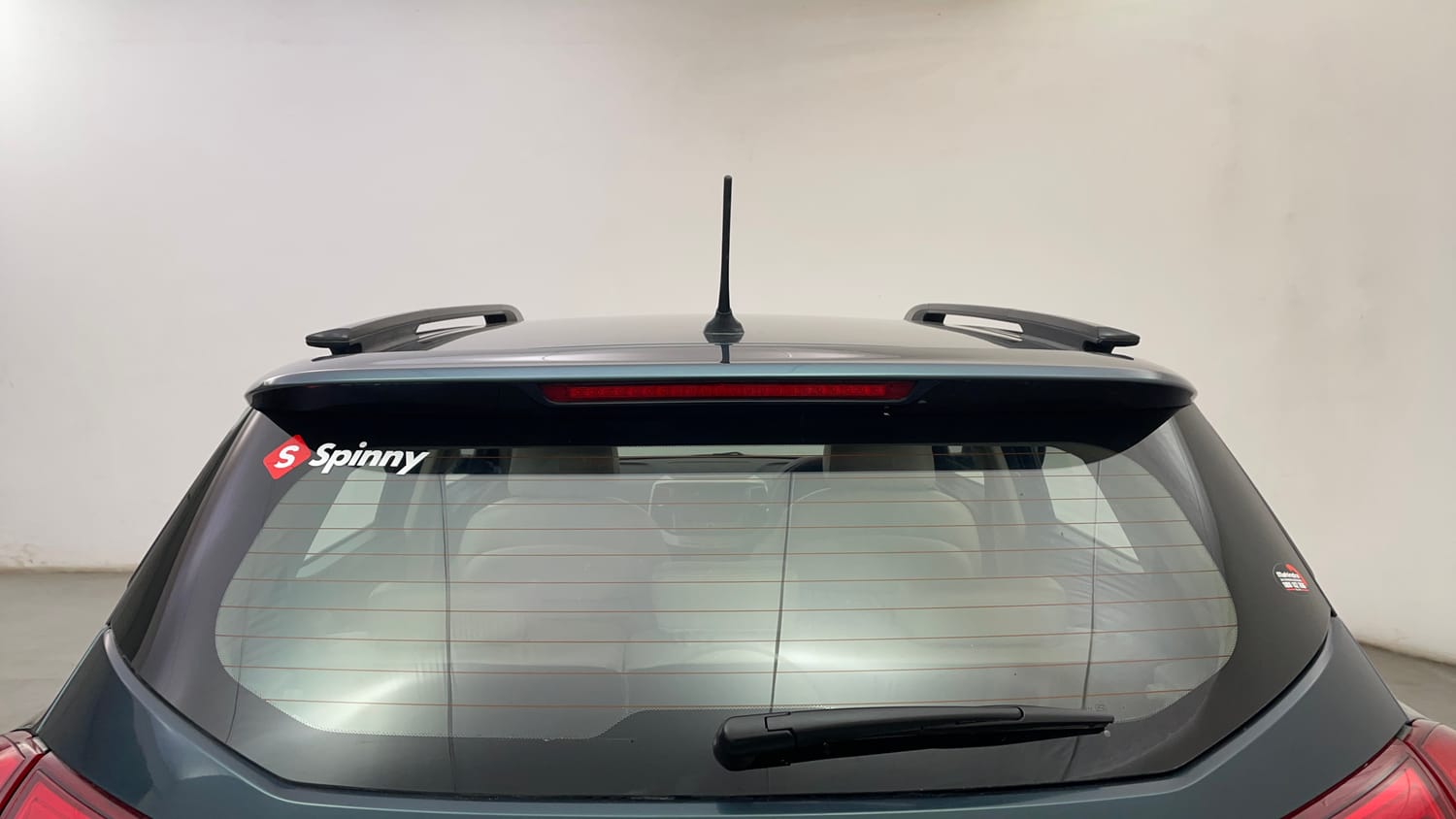 Used 2022 Mahindra XUV 300 W8 (O) 1.5 Diesel AMT Diesel Automatic exterior BACK WINDSHIELD VIEW