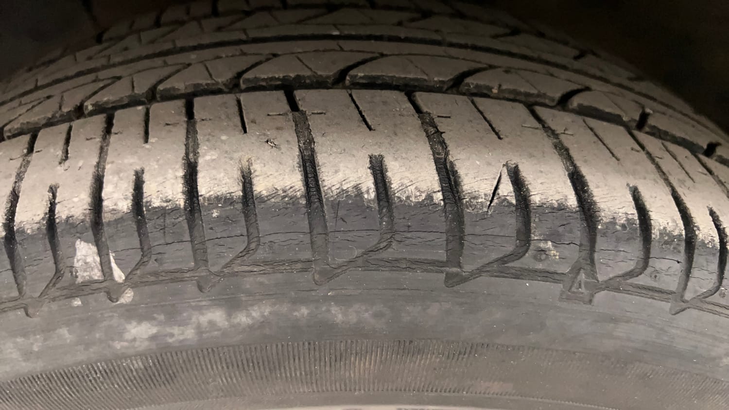 Used 2015 Hyundai Elite i20 Asta 1.2 Petrol Manual tyres LEFT FRONT TYRE TREAD VIEW