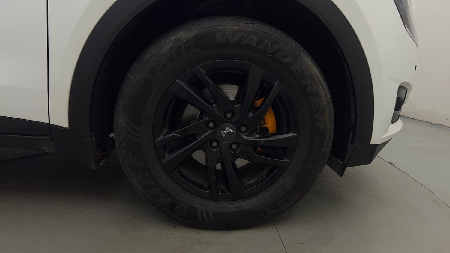 Used 2024 Mahindra XUV700 AX 5 Petrol AT 5 STR Petrol Automatic tyres RIGHT FRONT TYRE RIM VIEW