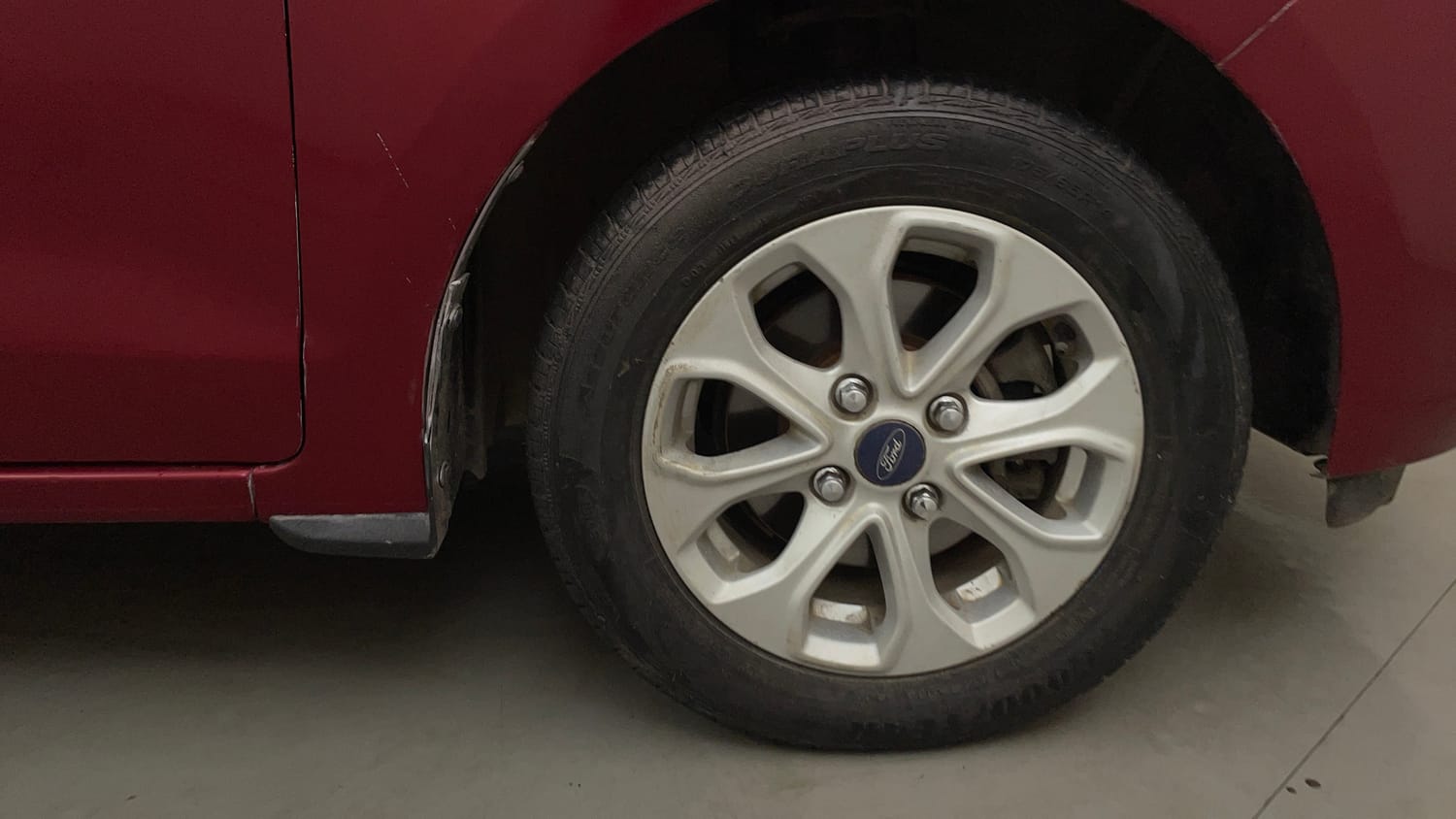Used 2016 Ford Figo Trend 1.2 Ti-VCT Petrol Manual tyres RIGHT FRONT TYRE RIM VIEW
