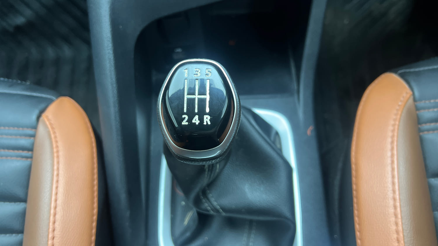 Used 2025 Nissan Magnite Tekna Plus HRAO 1.0 Turbo Petrol MT Petrol Manual interior GEAR  KNOB VIEW