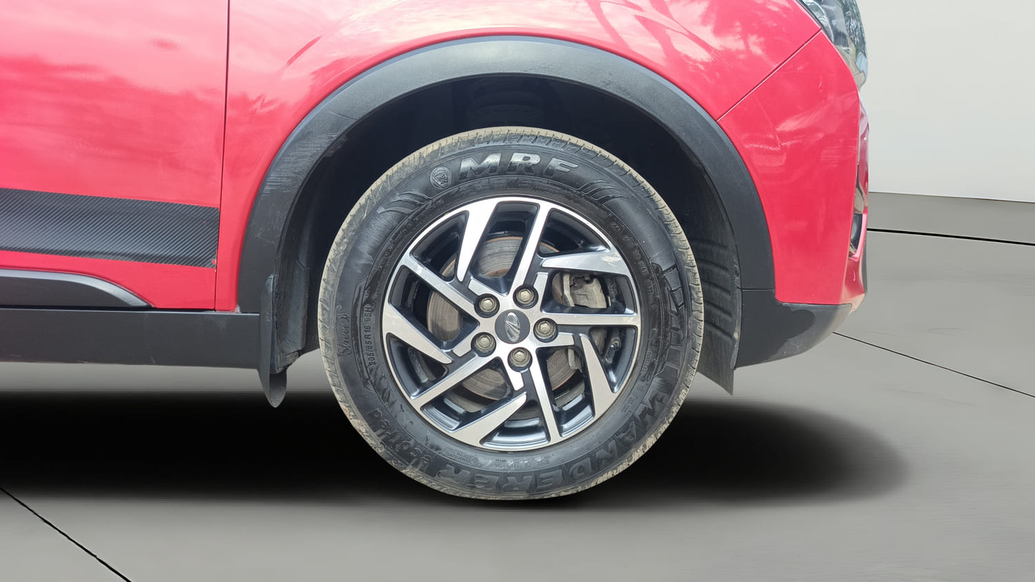 Used 2022 Mahindra XUV 300 W8 (O) 1.5 Diesel AMT Diesel Automatic tyres RIGHT FRONT TYRE RIM VIEW