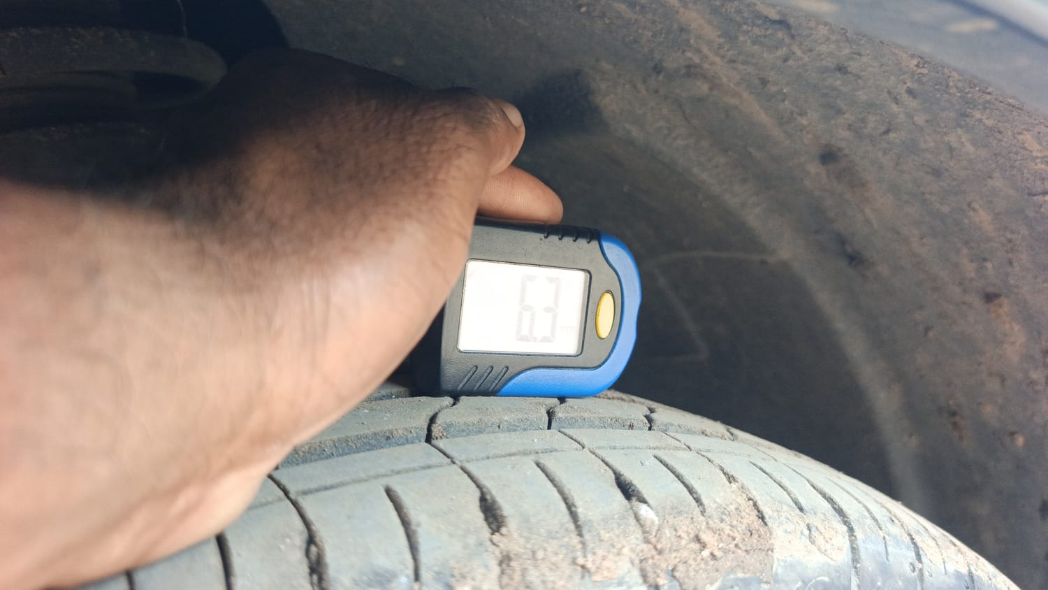 Used 2022 Mahindra XUV 300 W8 (O) 1.5 Diesel AMT Diesel Automatic tyres LEFT FRONT TYRE TREAD VIEW