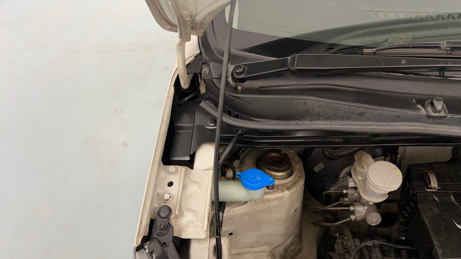 Used 2018 Maruti Suzuki Wagon R 1.0 VXI AMT Petrol Automatic engine ENGINE RIGHT SIDE HINGE & APRON VIEW
