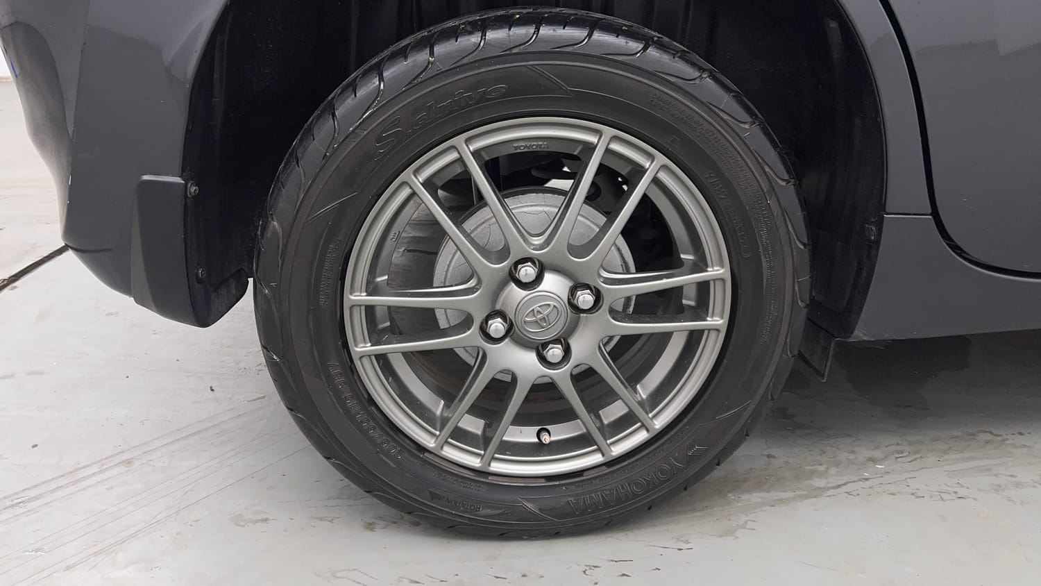 Used 2024 Toyota Glanza V AMT Petrol Automatic tyres RIGHT REAR TYRE RIM VIEW