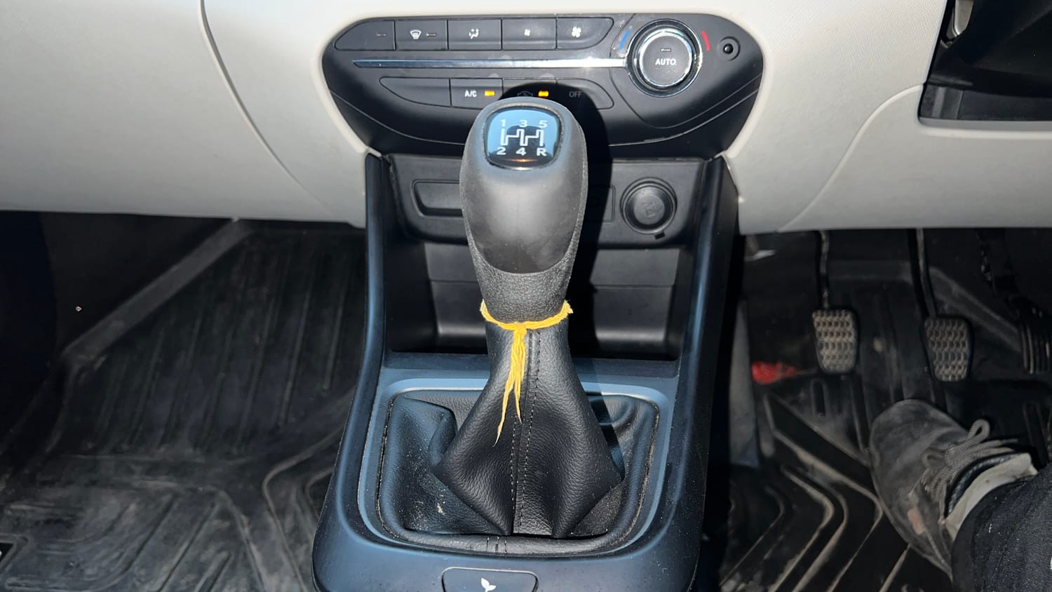 Used 2023 Tata Altroz XT 1.2 Cng(o/s fitted) Cng Manual interior GEAR  KNOB VIEW
