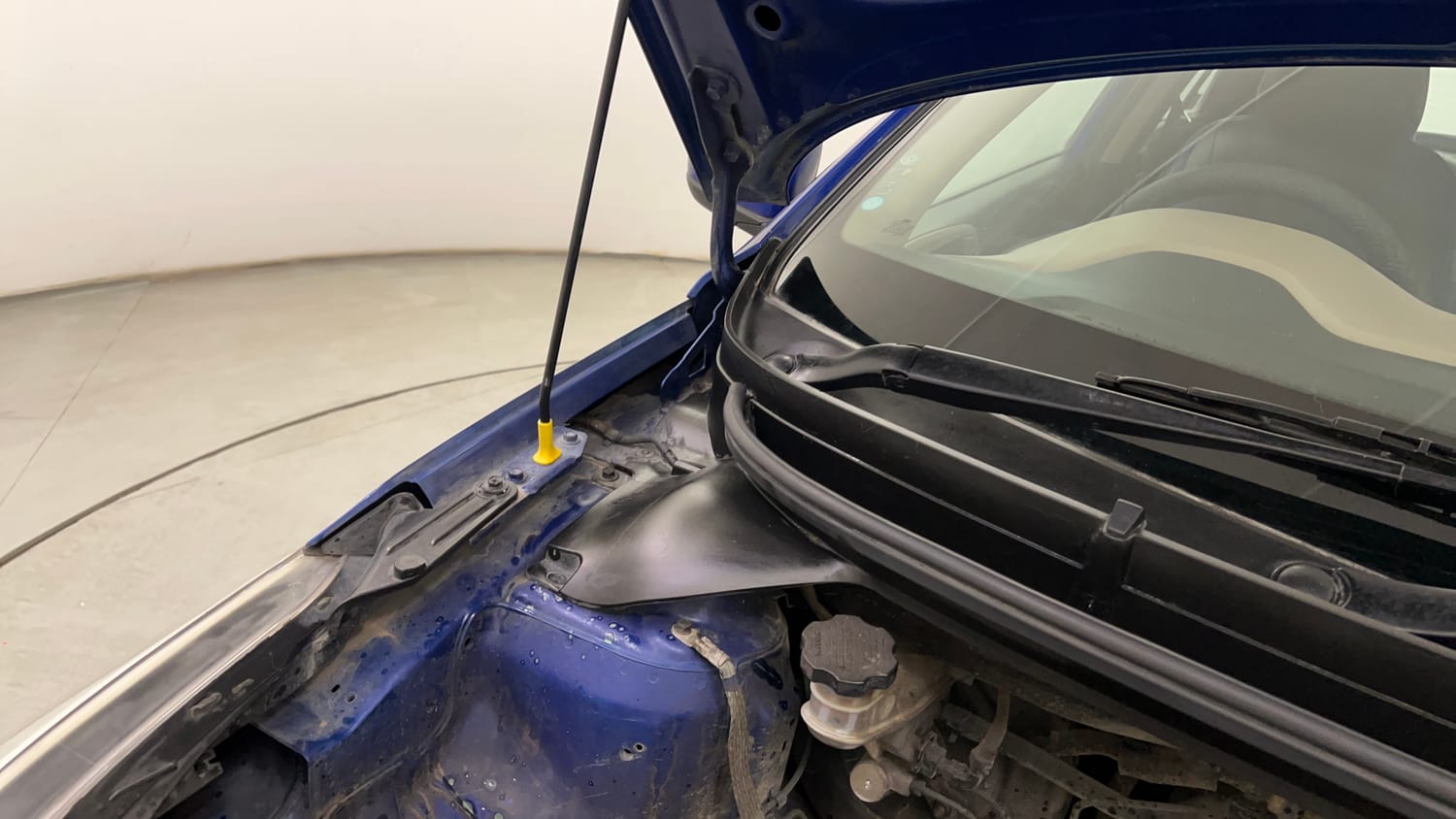 Used 2015 Hyundai Elite i20 Asta 1.2 Petrol Manual engine ENGINE RIGHT SIDE HINGE & APRON VIEW