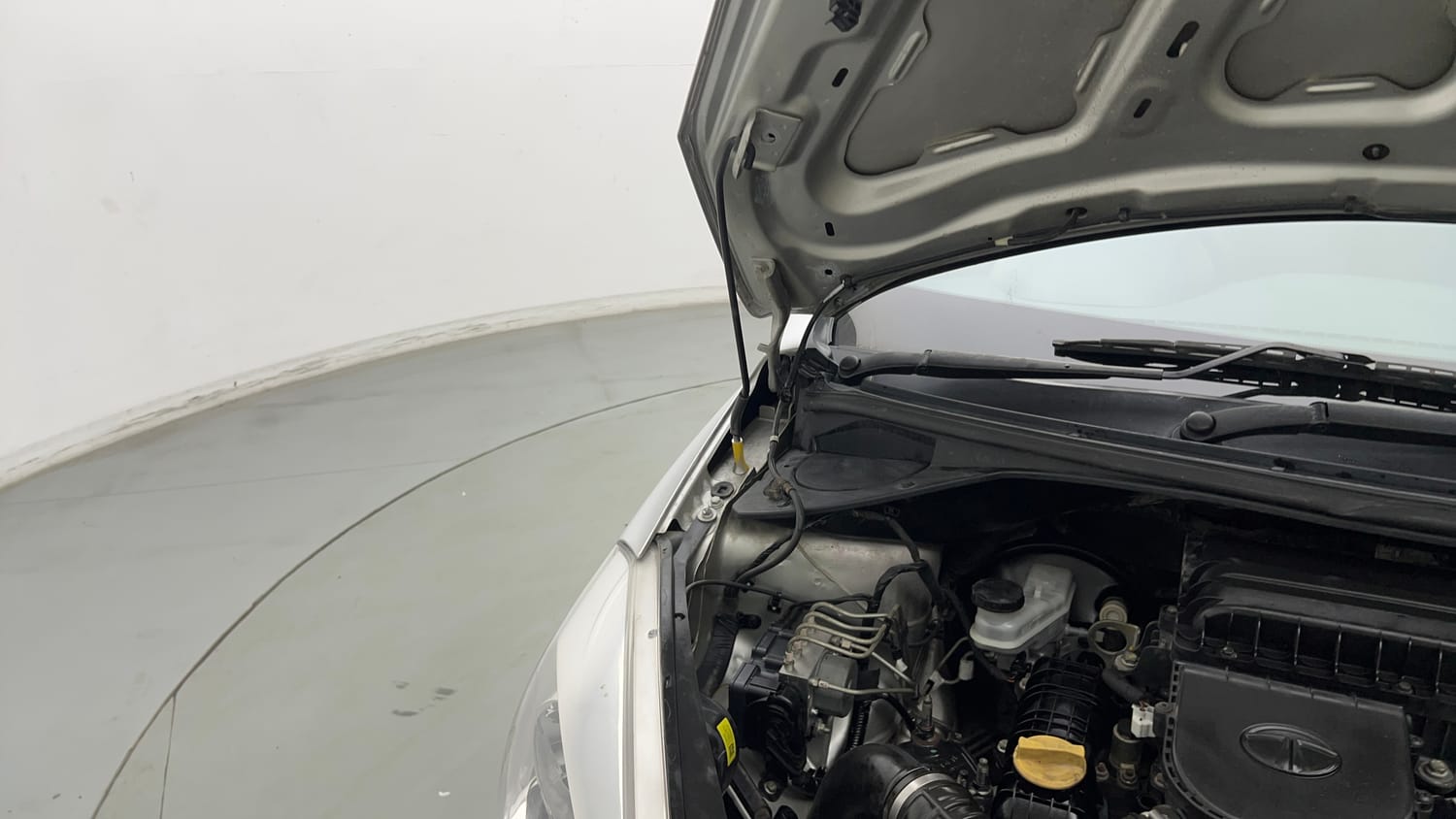 Used 2019 Tata Tiago Revotron XZ Petrol Manual engine ENGINE RIGHT SIDE HINGE & APRON VIEW