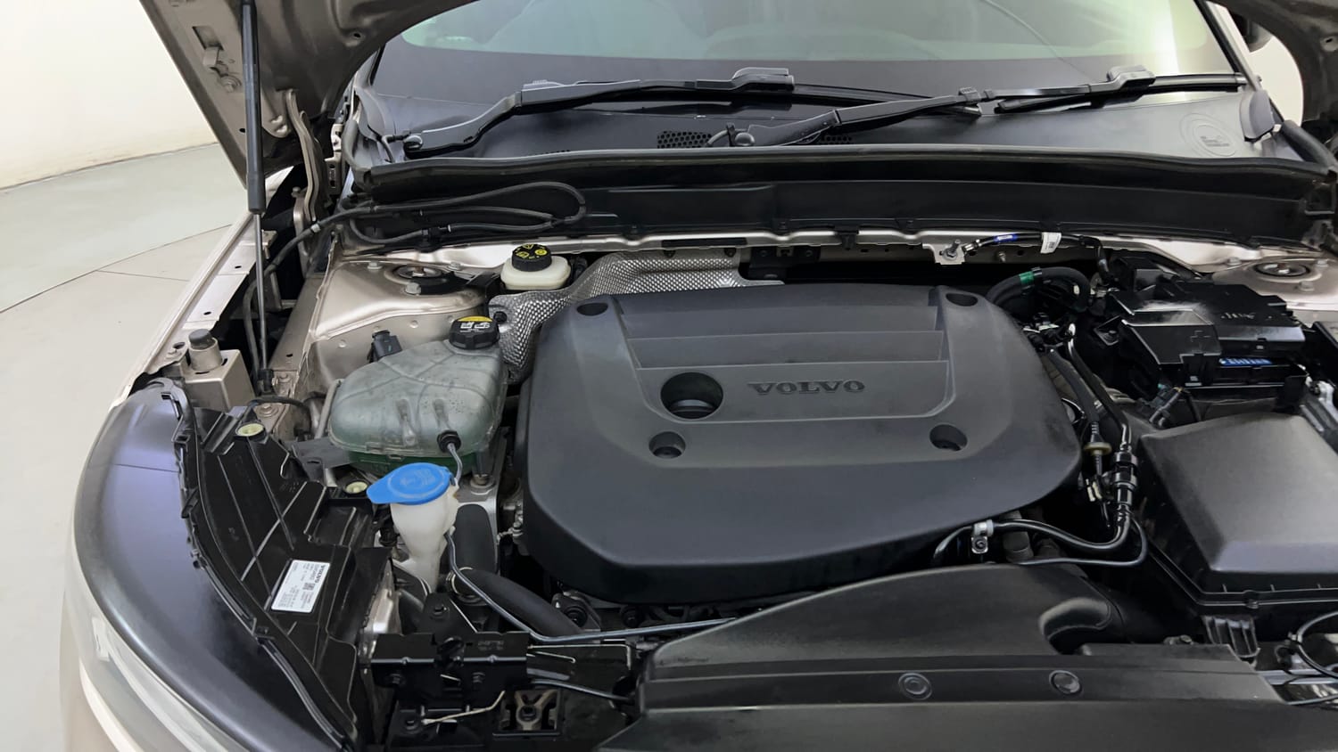 Used 2023 Volvo XC40 B4 Ultimate Petrol Automatic engine ENGINE RIGHT SIDE HINGE & APRON VIEW
