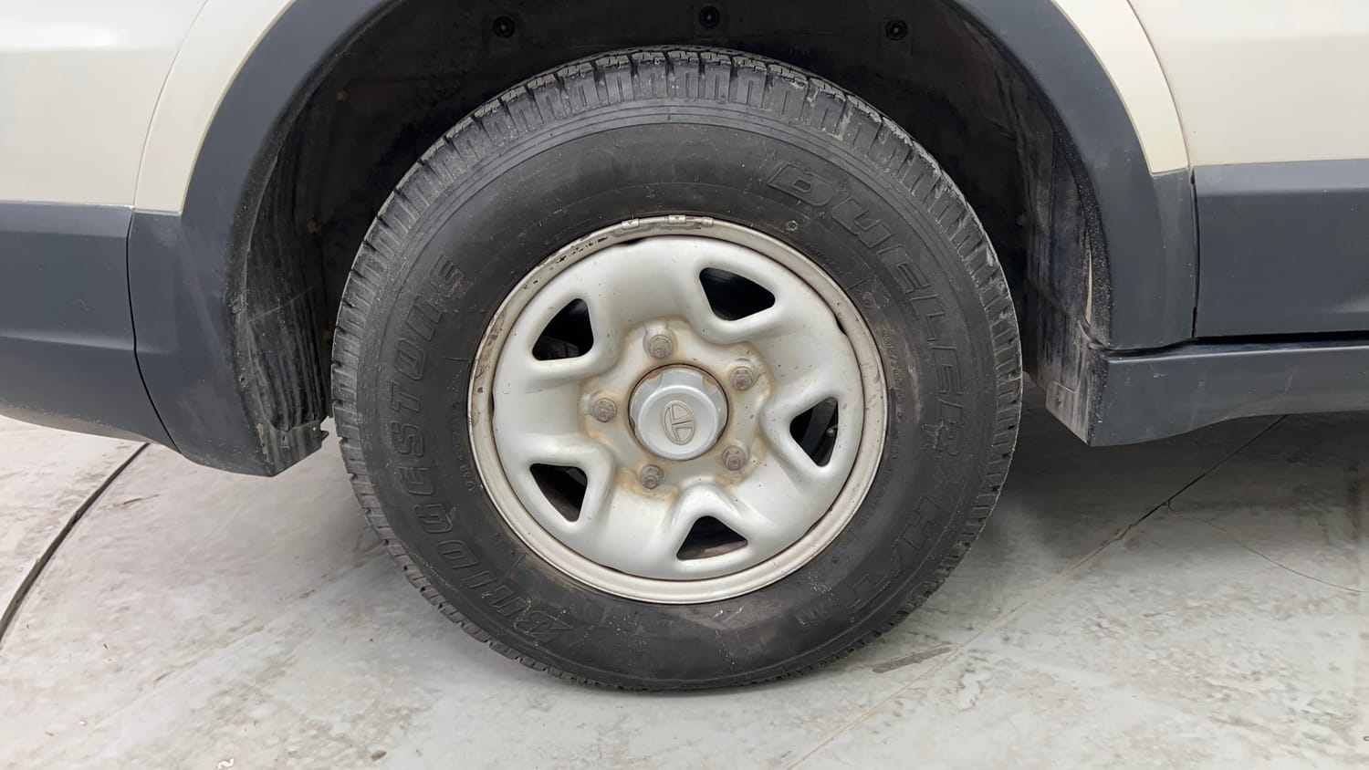 Used 2018 Tata Hexa XE 4x2 7 STR Diesel Manual tyres RIGHT REAR TYRE RIM VIEW