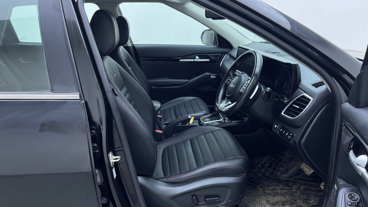 Used 2022 Kia Seltos GTX Plus 1.4 DCT Petrol Automatic interior RIGHT SIDE FRONT DOOR CABIN VIEW