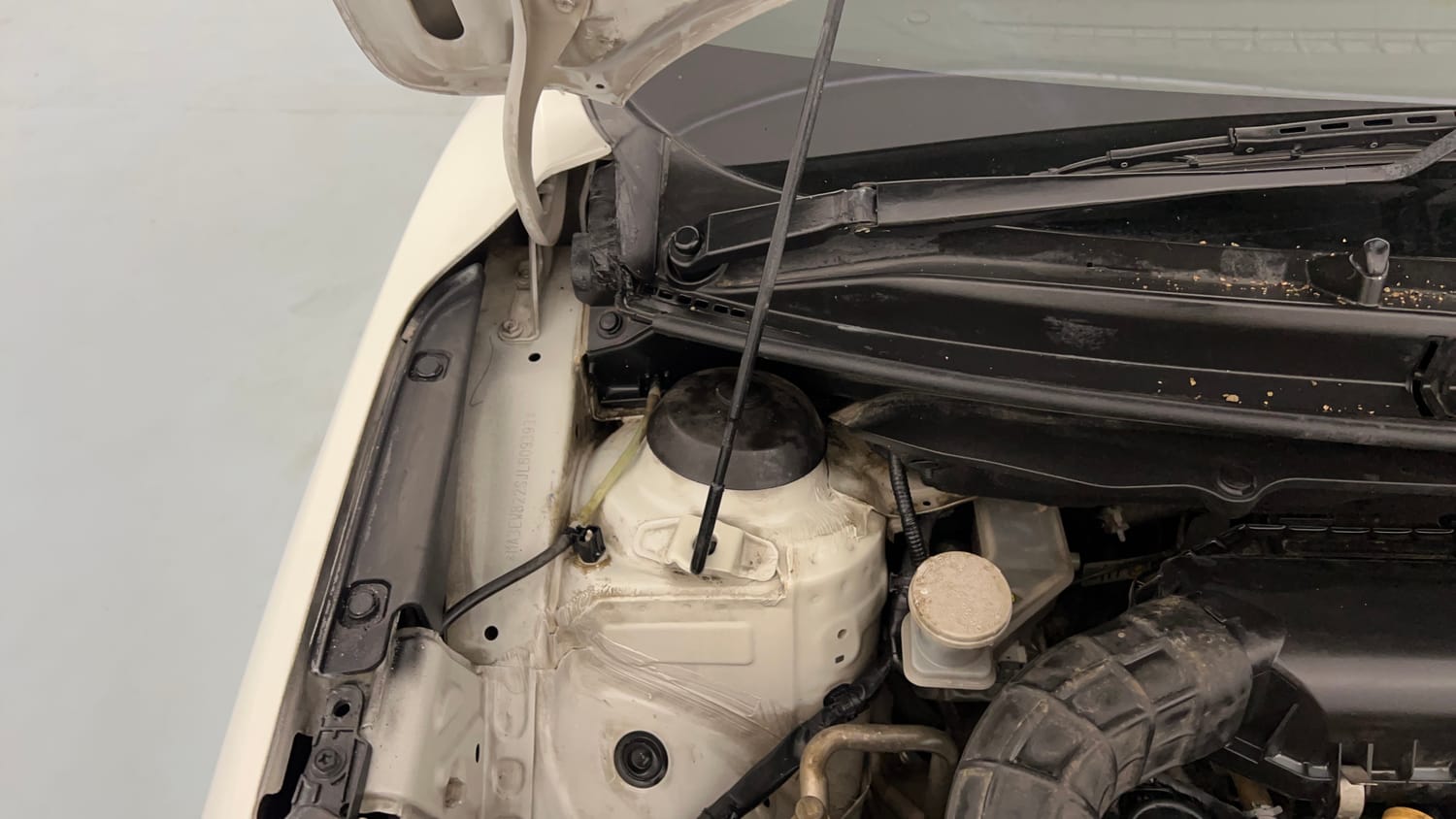 Used 2019 Maruti Suzuki Baleno Zeta 1.2 Petrol Manual engine ENGINE RIGHT SIDE HINGE & APRON VIEW