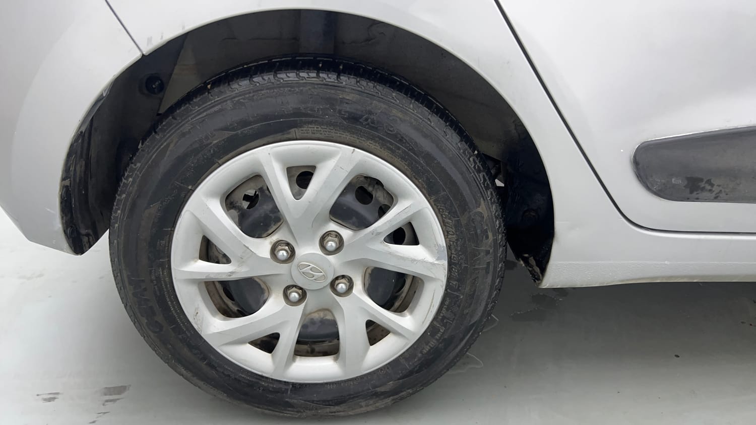 Used 2017 Hyundai Grand i10 Sportz 1.2 Kappa VTVT Petrol Manual tyres RIGHT REAR TYRE RIM VIEW
