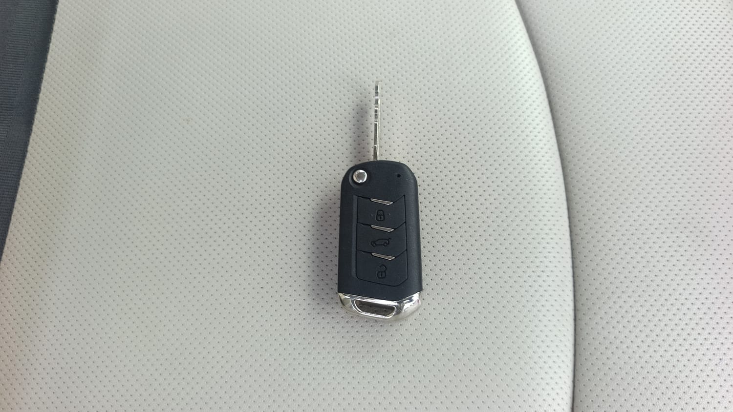 Used 2022 Mahindra XUV 300 W8 (O) 1.5 Diesel AMT Diesel Automatic extra CAR KEY VIEW