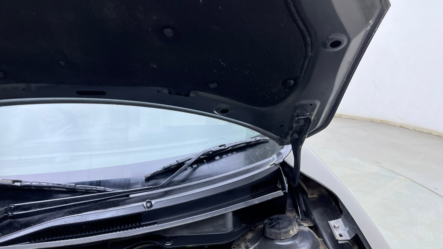 Used 2018 Maruti Suzuki Dzire ZDi Plus AMT Diesel Automatic engine ENGINE LEFT SIDE HINGE & APRON VIEW