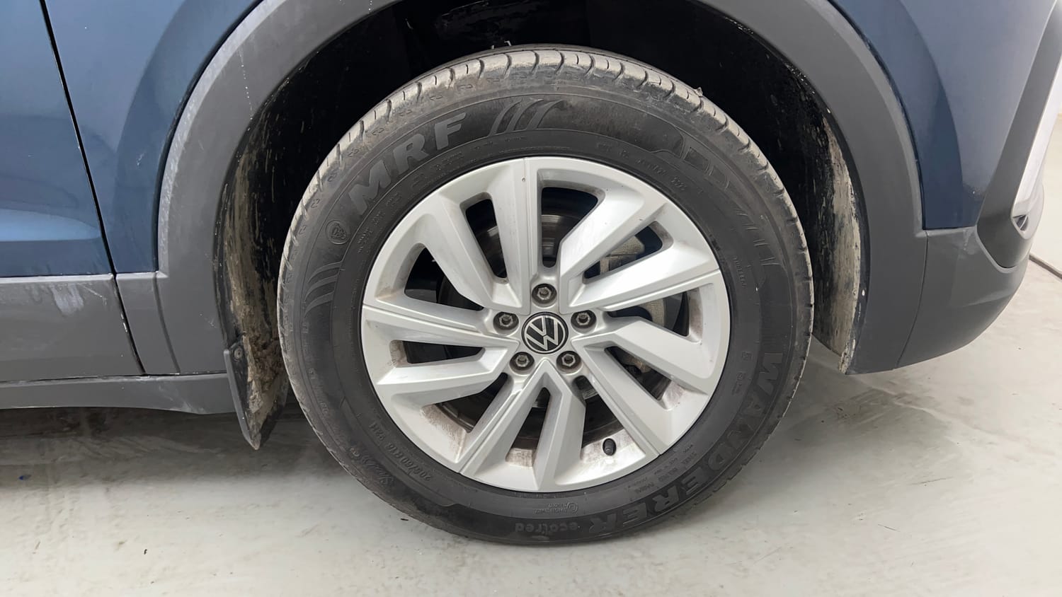 Used 2025 Volkswagen Taigun Highline 1.0 TSI MT Petrol Manual tyres RIGHT FRONT TYRE RIM VIEW