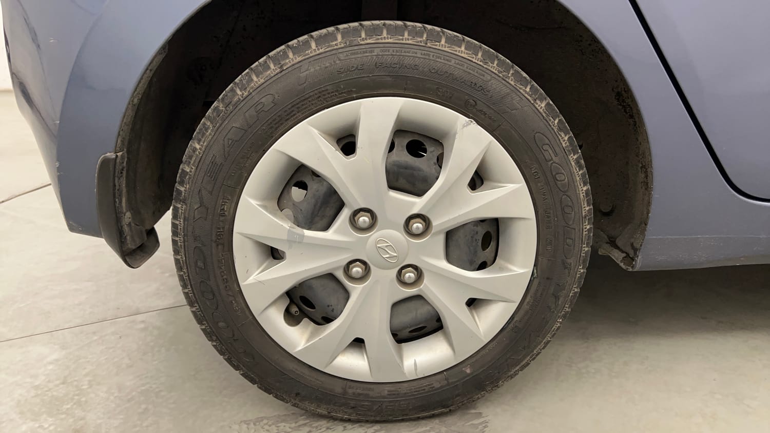 Used 2016 Hyundai Grand i10 Magna AT 1.2 Kappa VTVT Petrol Automatic tyres RIGHT REAR TYRE RIM VIEW