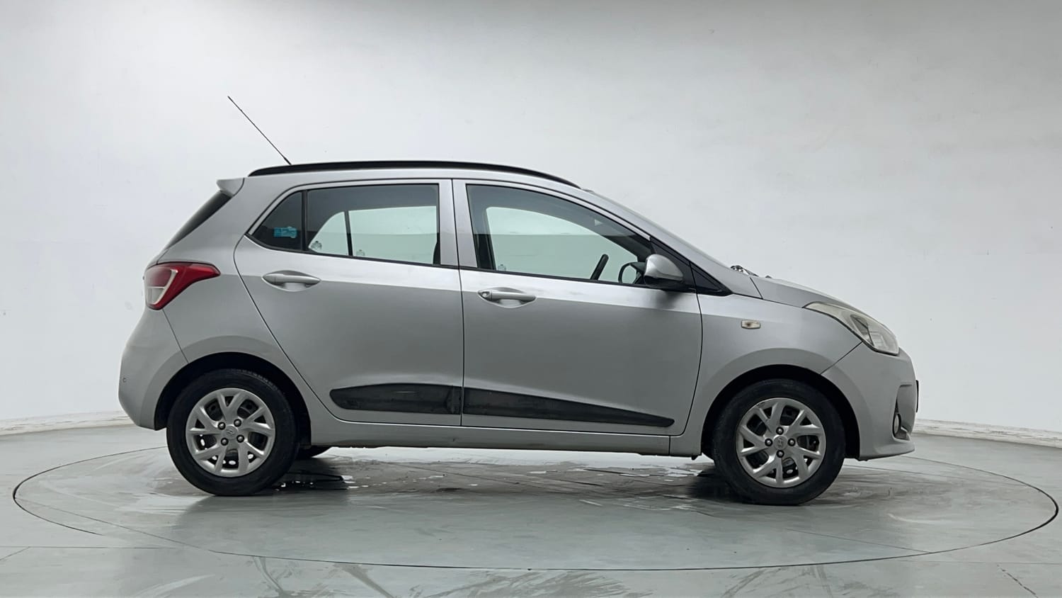 Used 2017 Hyundai Grand i10 Sportz 1.2 Kappa VTVT Petrol Manual exterior RIGHT SIDE VIEW