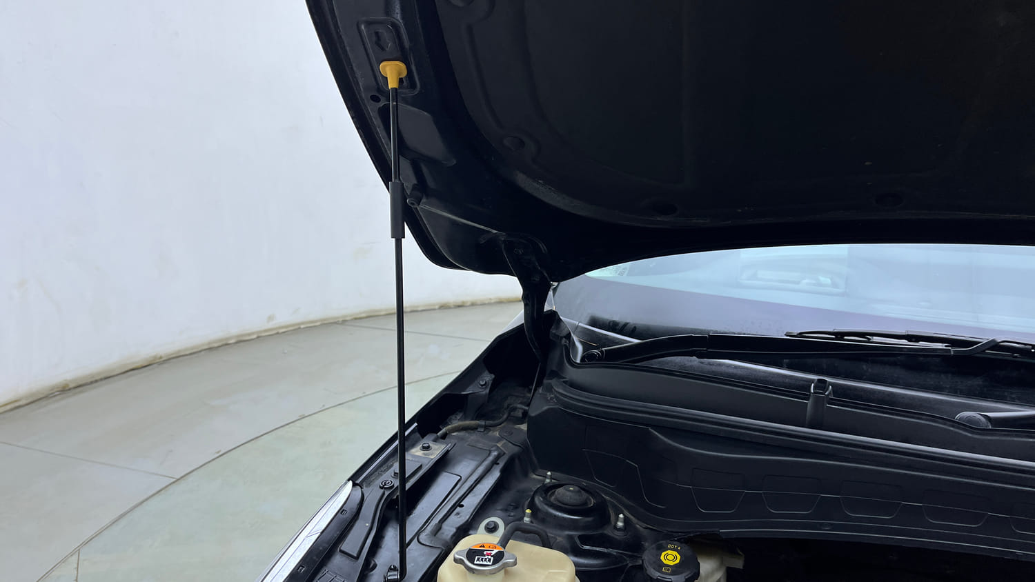 Used 2022 Kia Seltos GTX Plus 1.4 DCT Petrol Automatic engine ENGINE RIGHT SIDE HINGE & APRON VIEW