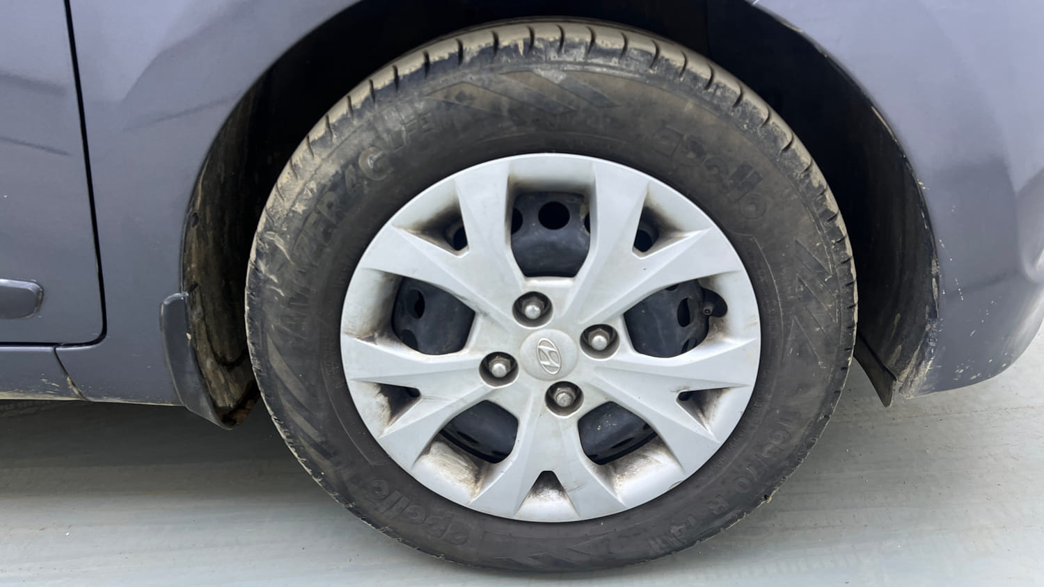 Used 2015 Hyundai Grand i10 Sportz 1.2 Kappa VTVT Petrol Manual tyres RIGHT FRONT TYRE RIM VIEW