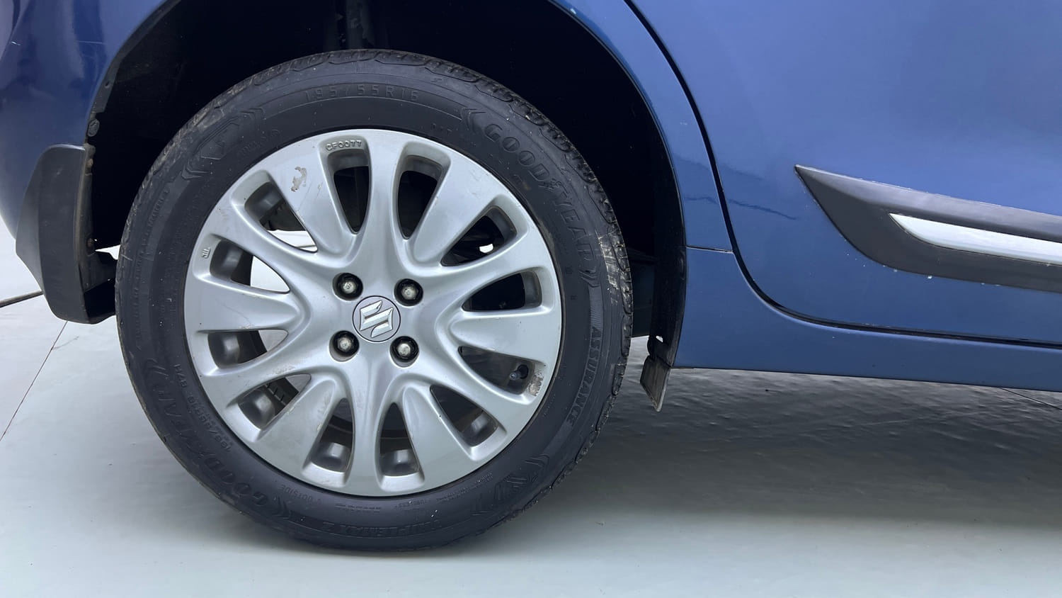 Used 2017 Maruti Suzuki Baleno Alpha 1.2 Petrol Manual tyres RIGHT REAR TYRE RIM VIEW