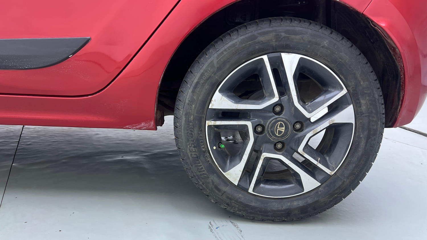 Used 2019 Tata Tiago XZ+ Petrol+cng(outside fitted) Cng Manual tyres LEFT REAR TYRE RIM VIEW