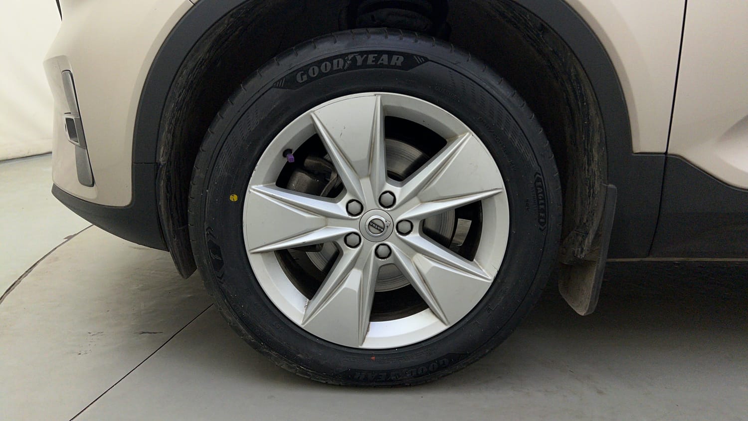 Used 2023 Volvo XC40 B4 Ultimate Petrol Automatic tyres LEFT FRONT TYRE RIM VIEW
