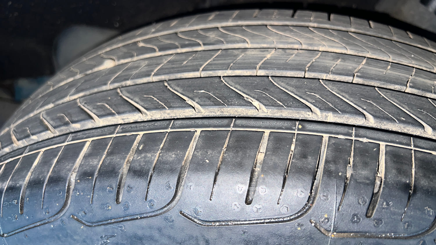 Used 2017 Maruti Suzuki Baleno Alpha 1.2 Petrol Manual tyres LEFT REAR TYRE TREAD VIEW