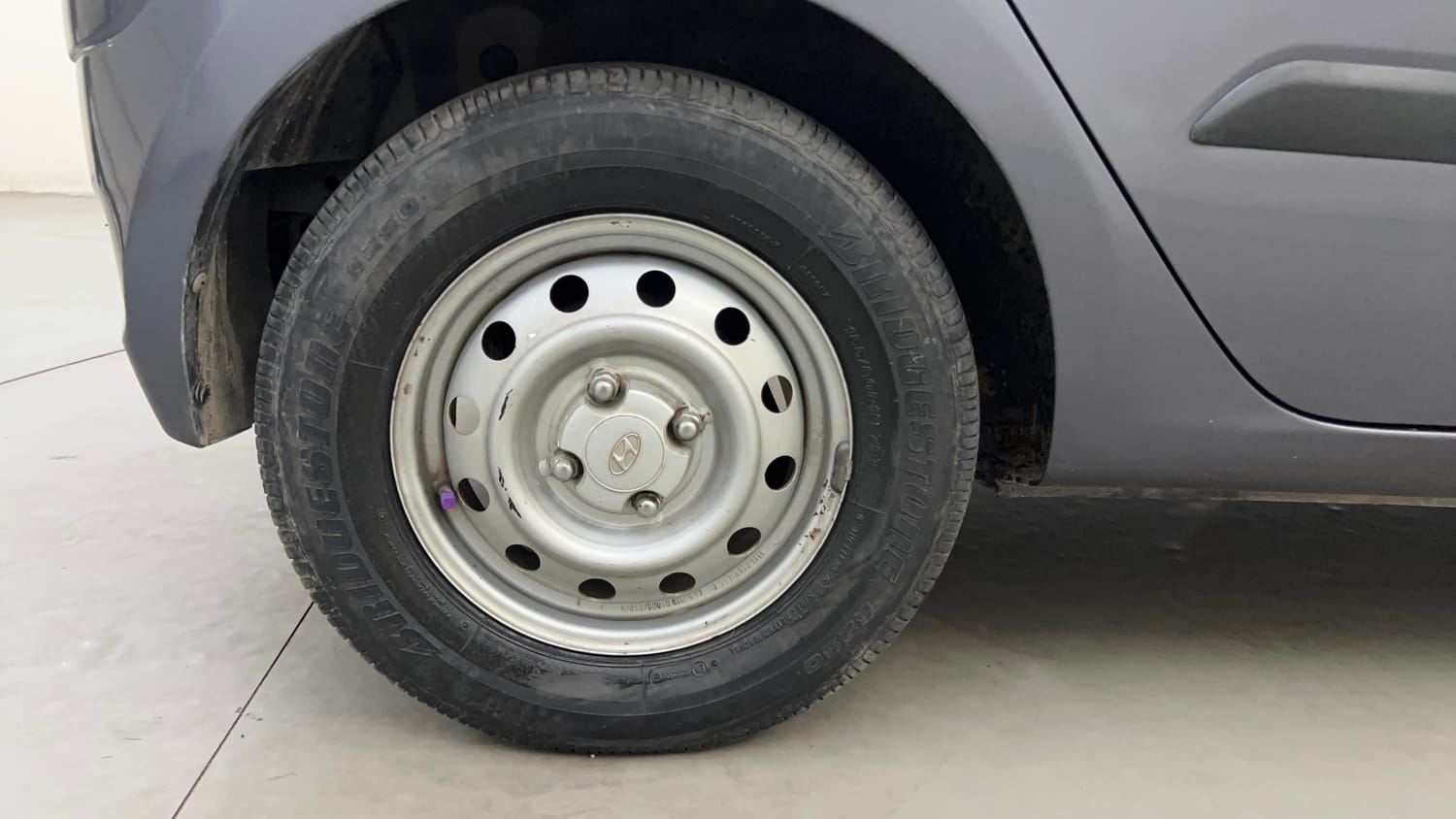 Used 2015 Hyundai i10 Magna 1.1 iRDE2 Petrol Manual tyres RIGHT REAR TYRE RIM VIEW