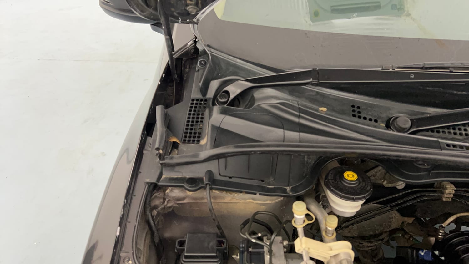 Used 2014 Honda City V Petrol Manual engine ENGINE RIGHT SIDE HINGE & APRON VIEW