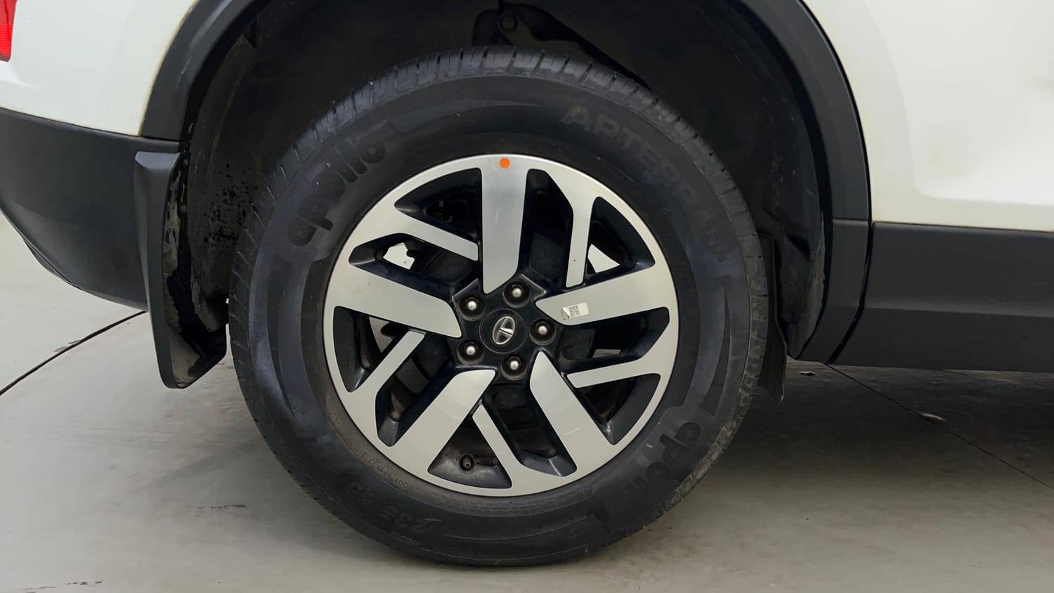 Used 2021 Tata Harrier XZA Plus Dual Tone Diesel Automatic tyres RIGHT REAR TYRE RIM VIEW