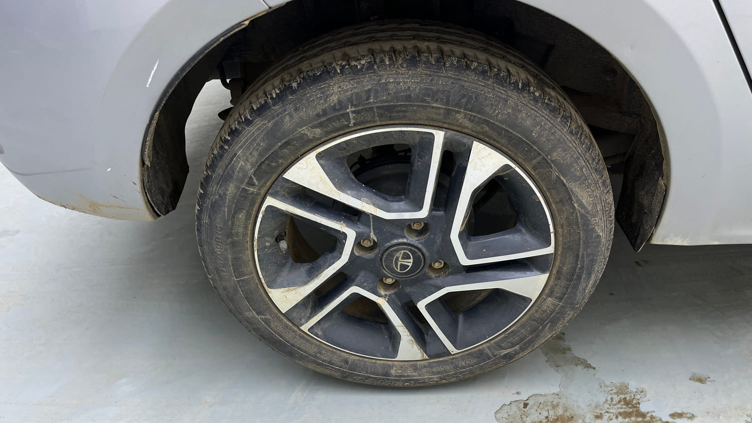 Used 2021 Tata Tigor XZ Plus Petrol Manual tyres RIGHT REAR TYRE RIM VIEW