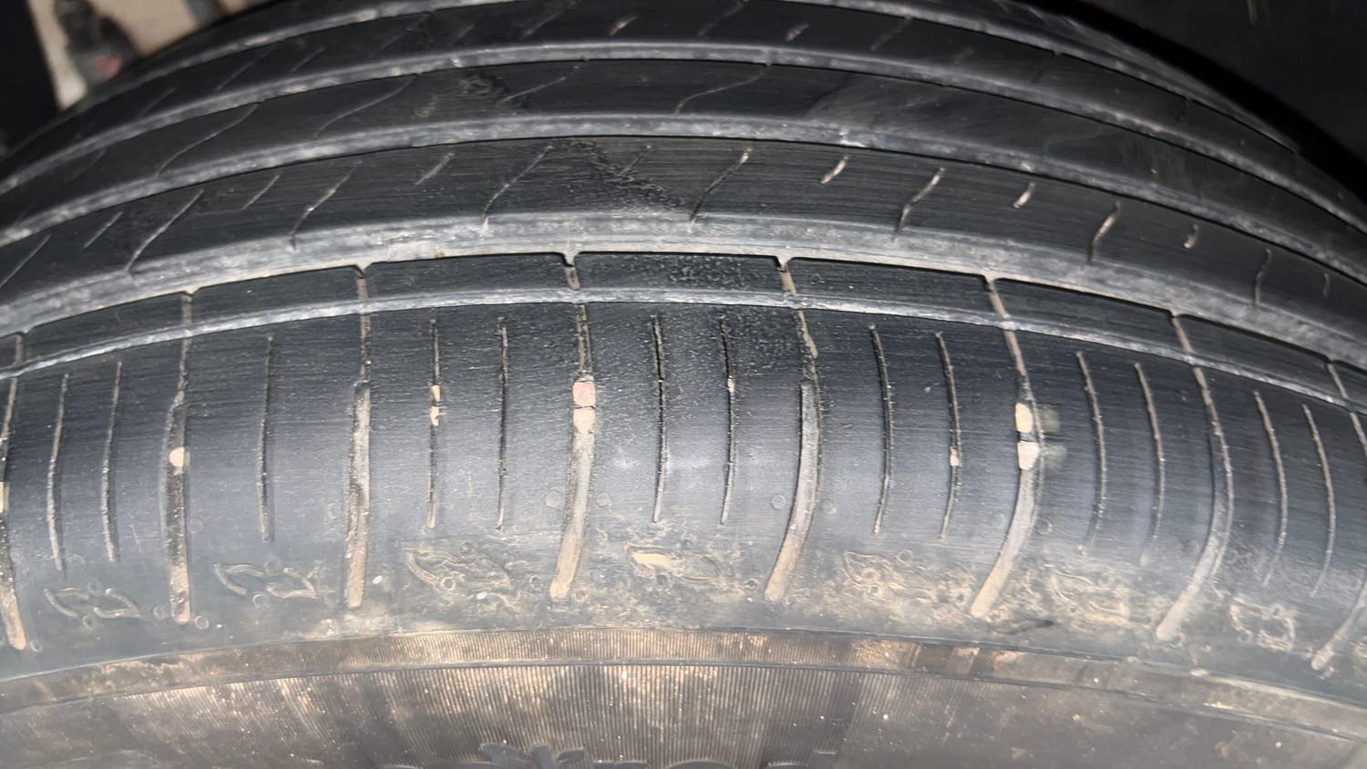 Used 2024 Mahindra XUV700 AX 5 Petrol AT 5 STR Petrol Automatic tyres LEFT REAR TYRE TREAD VIEW
