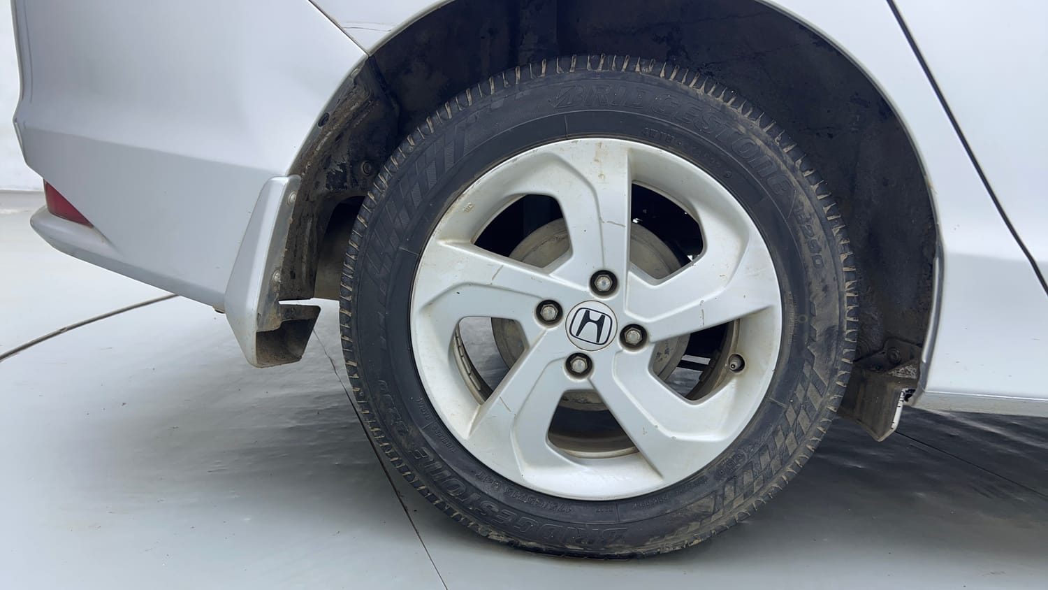 Used 2016 Honda City VX CVT Petrol Automatic tyres RIGHT REAR TYRE RIM VIEW