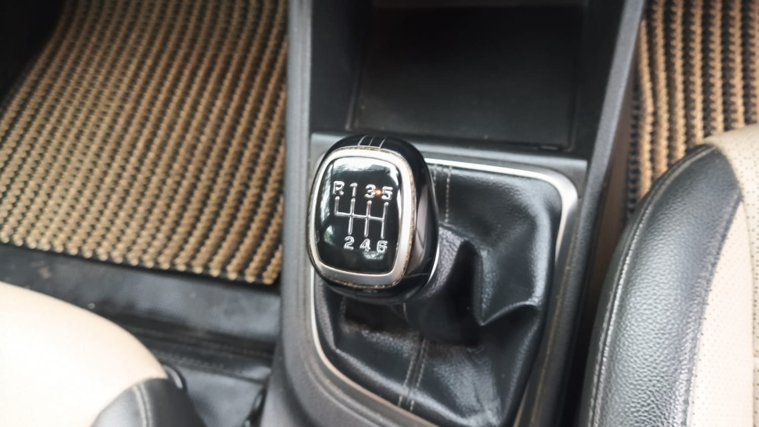 Used 2018 Hyundai Verna SX (O)1.6 VTVT Petrol Manual interior GEAR  KNOB VIEW