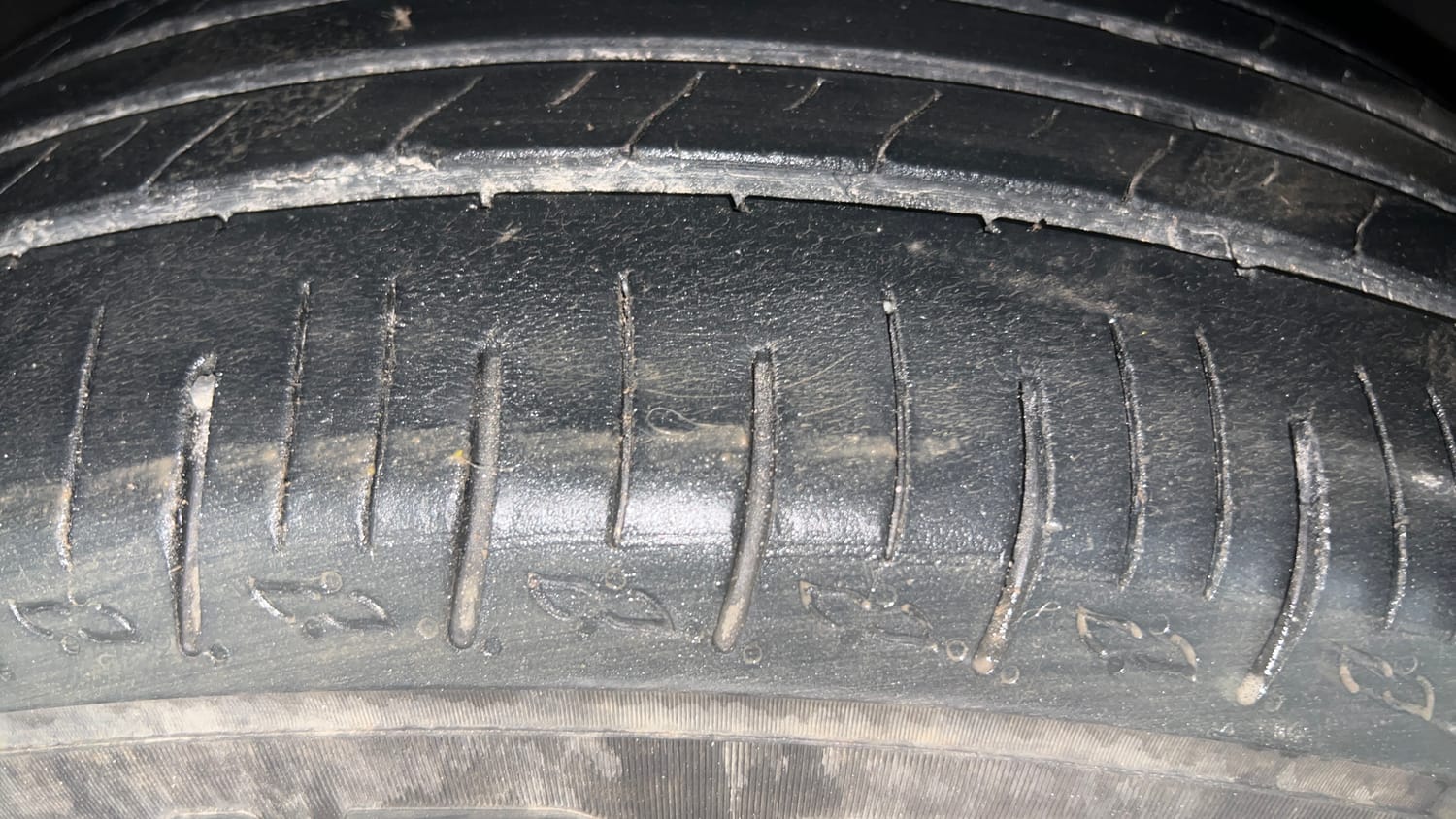 Used 2024 Mahindra XUV700 AX 5 Petrol AT 5 STR Petrol Automatic tyres LEFT FRONT TYRE TREAD VIEW