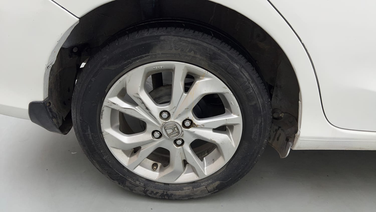 Used 2020 Honda Amaze 1.2 S CVT Petrol Petrol Automatic tyres RIGHT REAR TYRE RIM VIEW